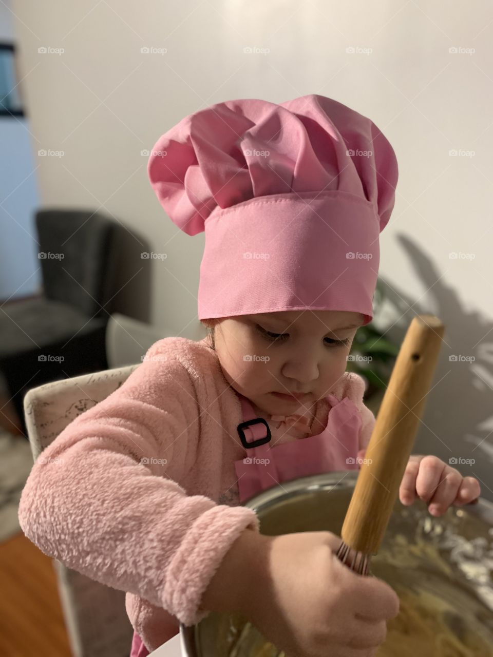 Hermosa niña cocinando