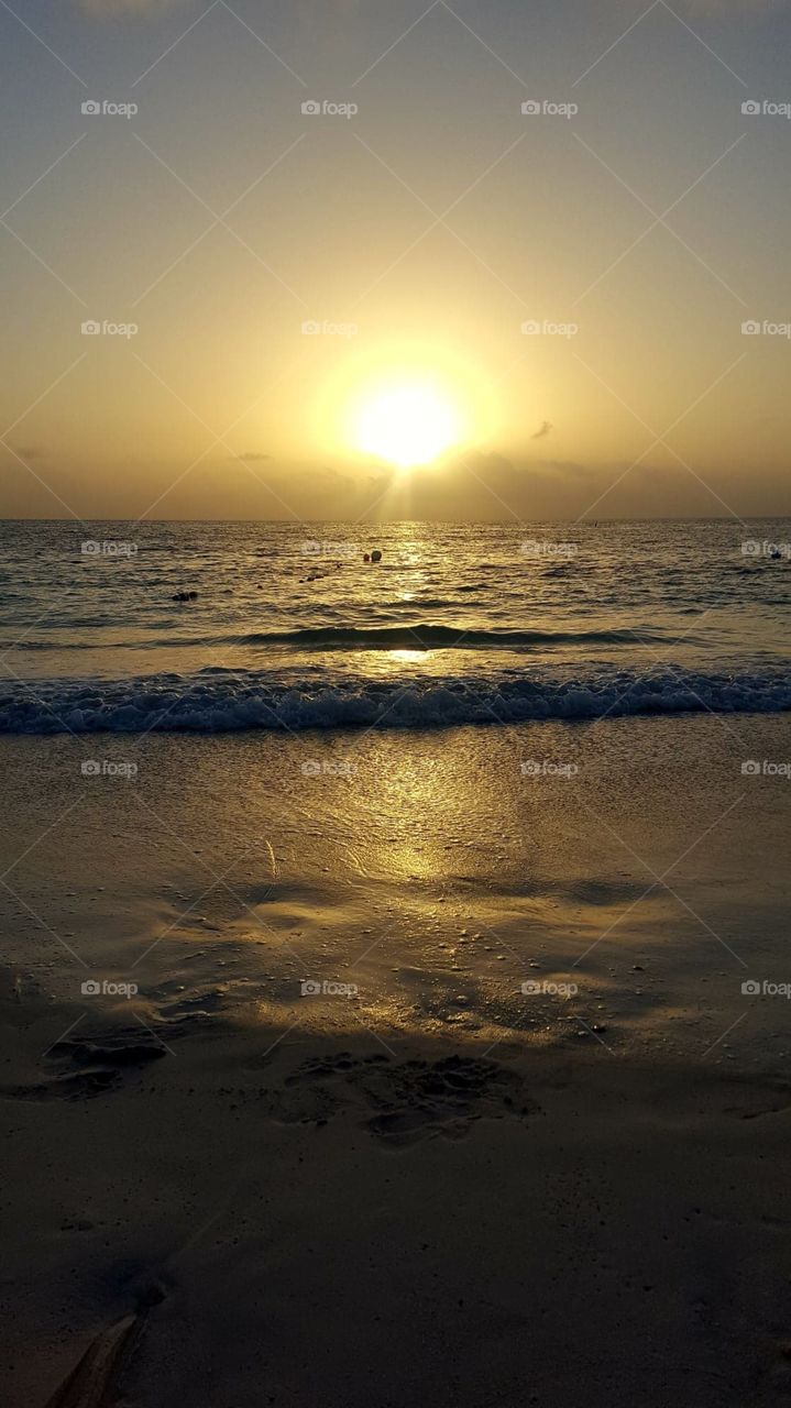 setting sun on beach with resetting ocean