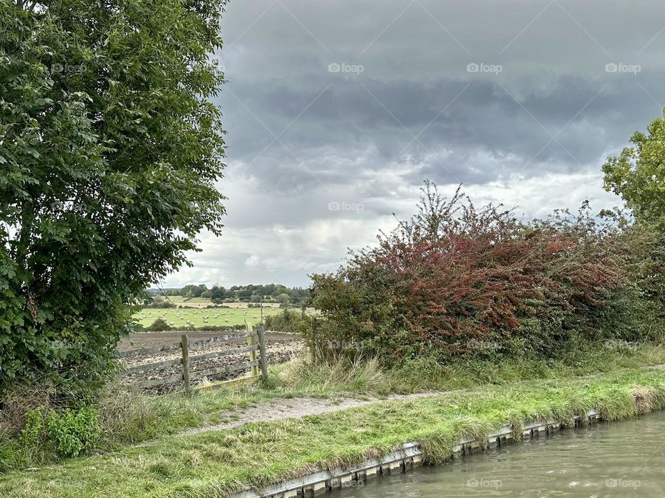 Afternoon sky horizon along Oxford canal near Flecknoe gorgeous sky clouds weather scenery field fence line nature narrowboat cruise nature