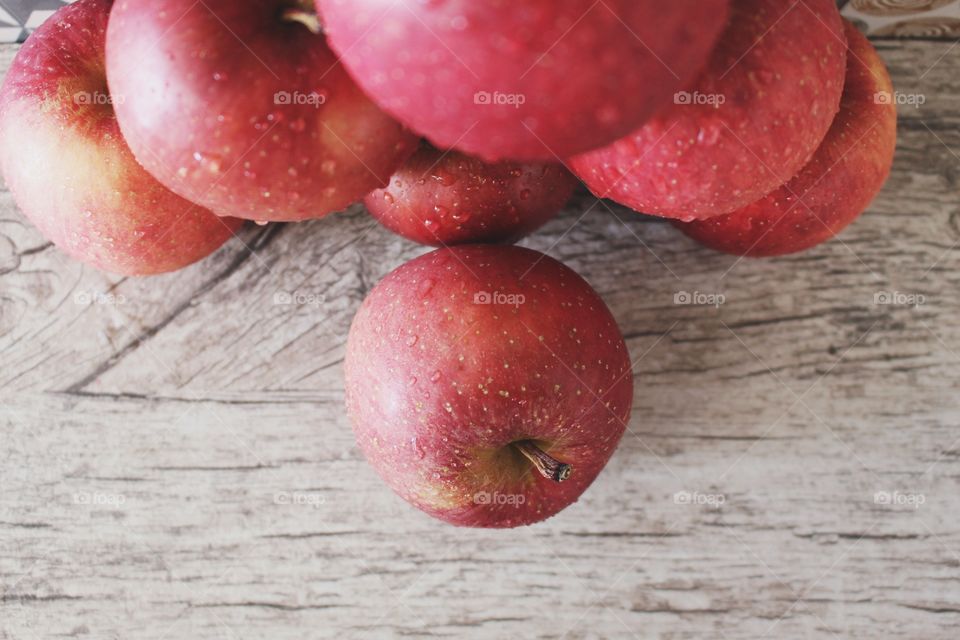 red apples on the table