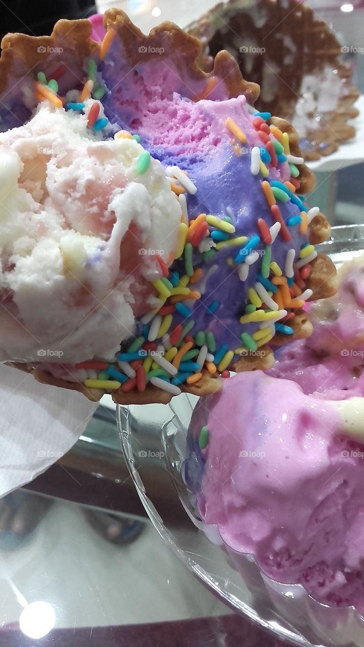 All gloomy weather is meaningless in the face of ice cream.