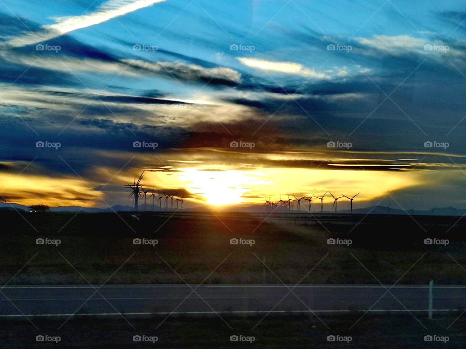 Caminito de Zaragoza. A lo largo del territorio español podemos encontrarnos con estos molinos de viento en campos colindantes con la carretera. Casi crean una sensaciòn de pista hacia el cielo.