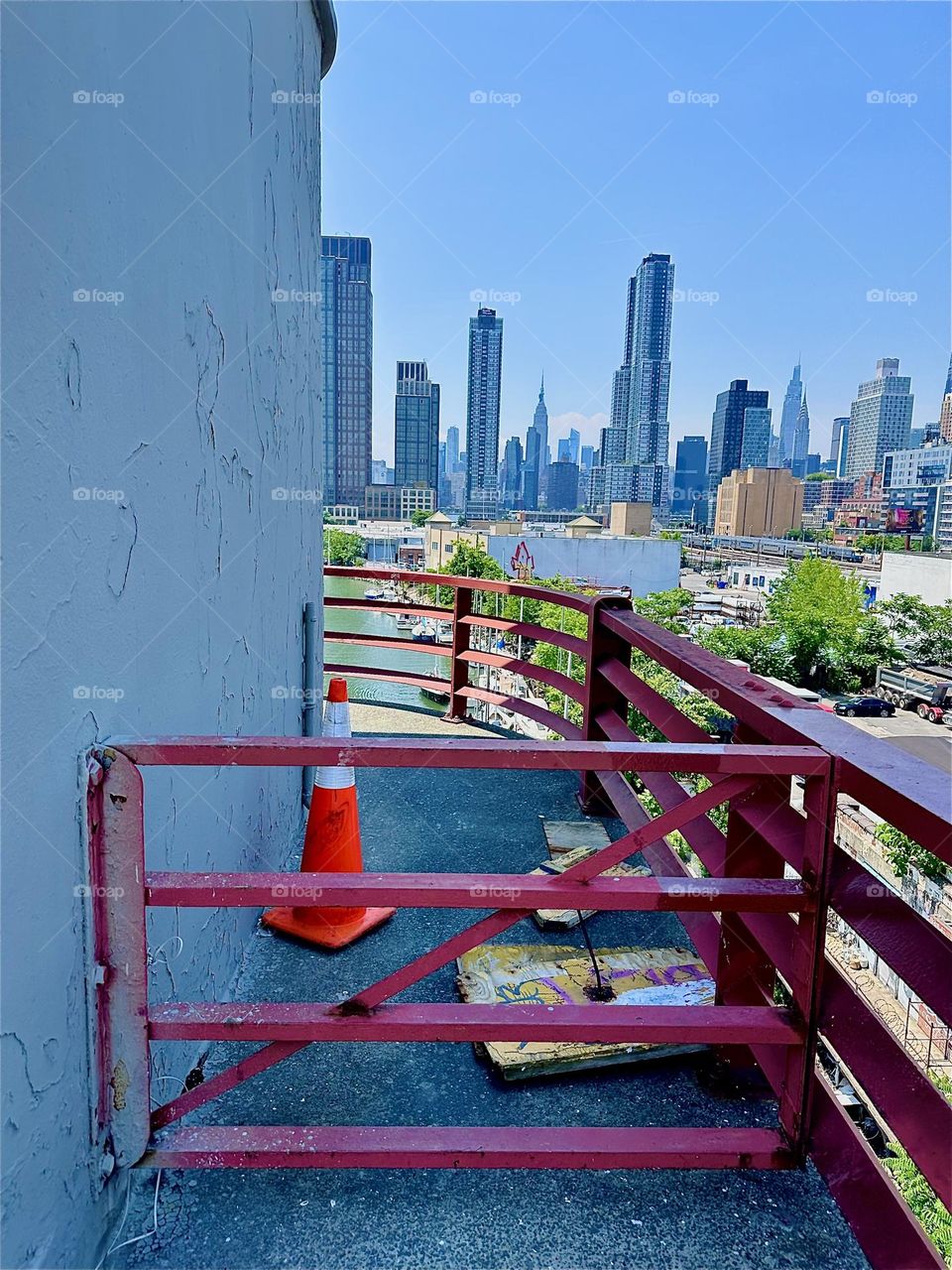 This is the center outpost of the “Pulaski Bridge” at “Newtown Creek” that connects LIC, Queens to “Greenpoint”, Brooklyn. In the distance we see “Manhattan” including the “Empire State Building”. 2024. Hypnotic Productions