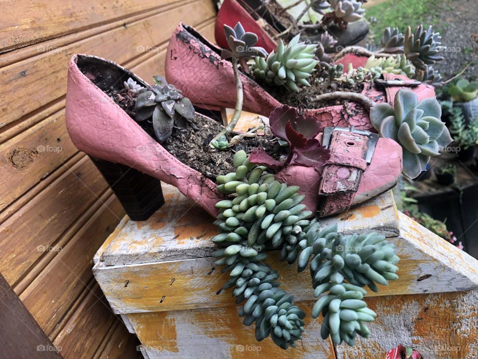 Reciclagem de sapatos impróprios pra uso. 