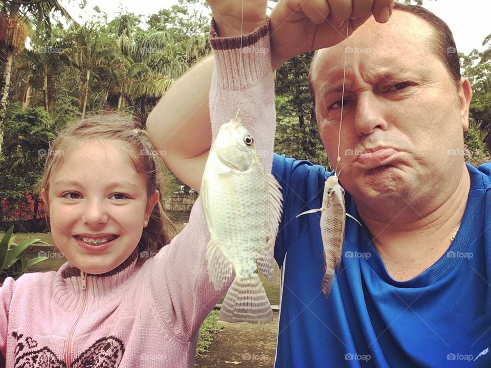 HUMILHAÇÃO -
Eu me esforço para pegar um mísero #peixe, aí vem a xarope da minha filha e... #covardia!
🐟 
#pescaria
#pesca
