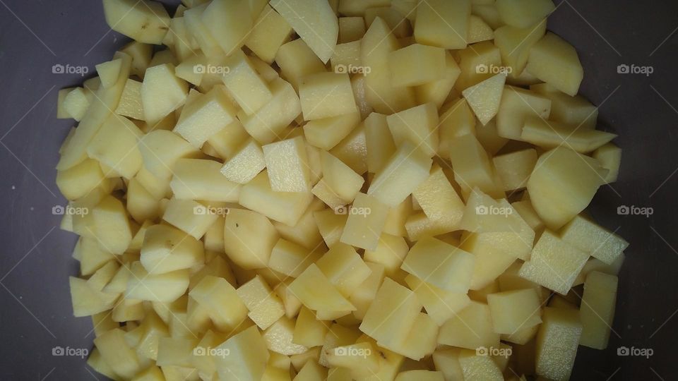 Potatoes that have been sliced ​​and ready to cook