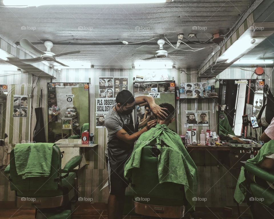 barber doing a hair