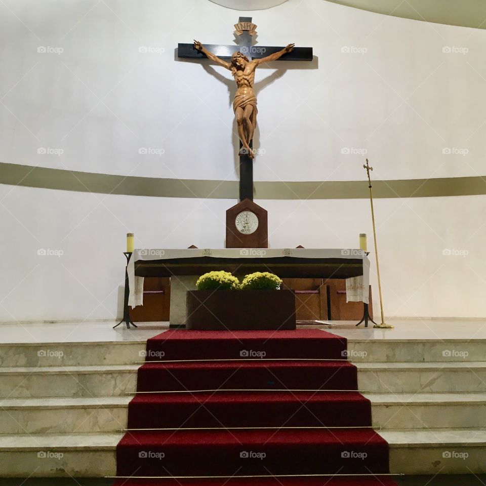 Parque Alfredo Volpi, onde está localizada a Igreja de São Pedro e São Paulo. No clique, o altar com a Cruz de Jesus!