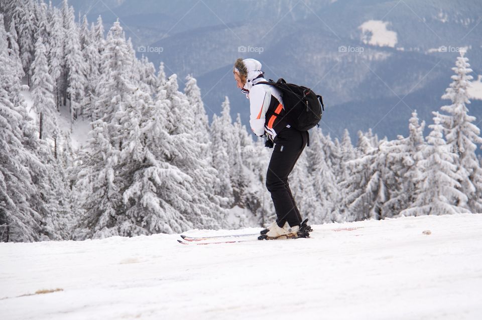 Woman skiing in peak Postavarul 