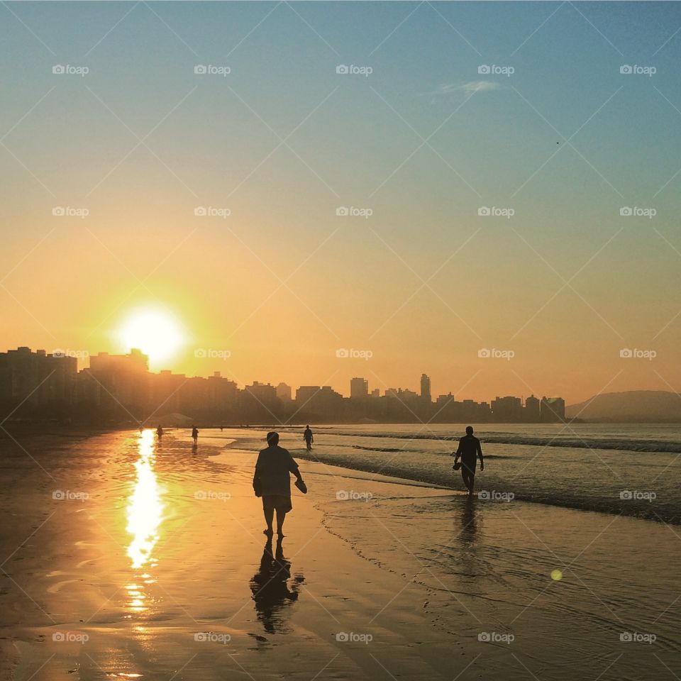 Um lindo amanhecer na Praia. Aqui รฉ Santos, litoral do Brasil ๐ง๐ท / A beautiful sunrise on the beach. This is Santos, the coast of Brazil ๐บ๐ธ