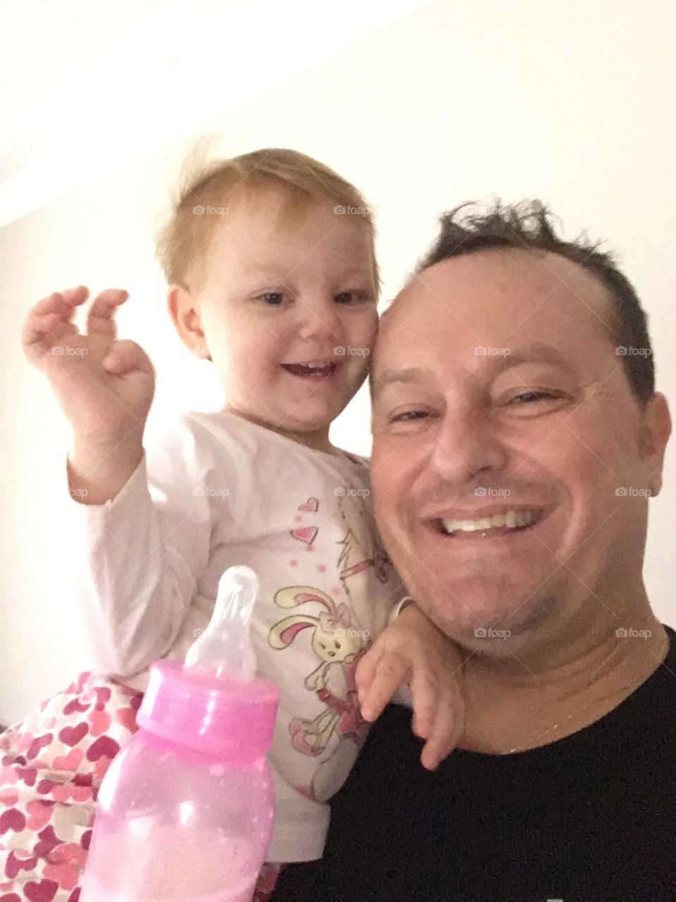 A hora mais gostosa do dia é a hora da #mamadeira! Principalmente quando eu ganho um doce #beijinho da #filha sapeca...
🍼 
#bebê #baby #amor #carinho #paidemeninas #paternidade