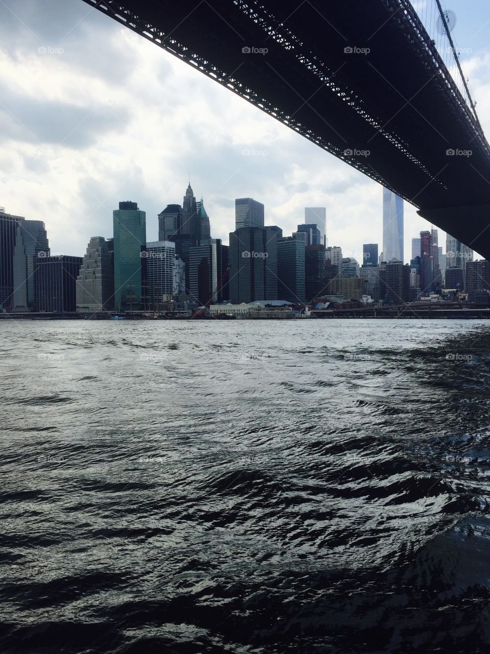 Manhattan . Under the Brooklyn bridge 