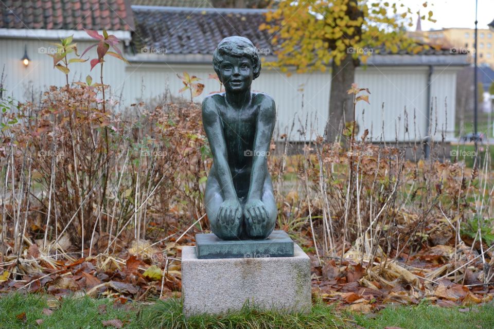 Boy statue in Fredrikstad old town 