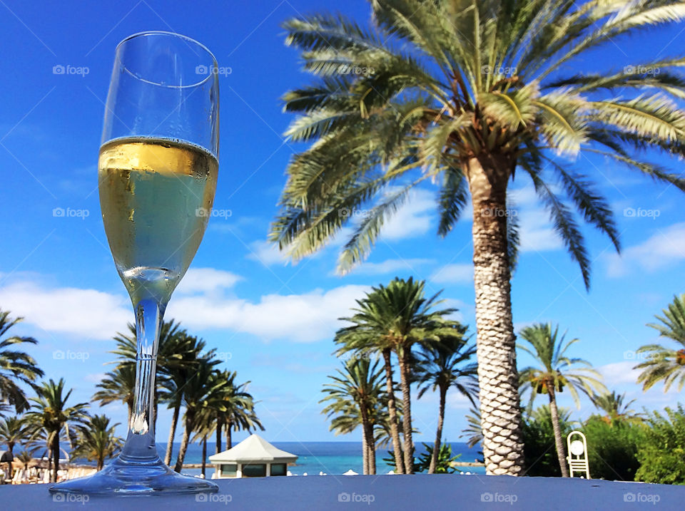 Enjoying the last summer days at the beach with a glass of cold champagne 🥂 