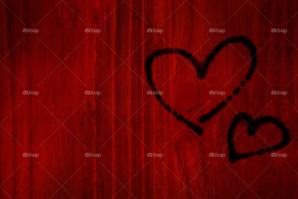 Herzen auf roter Holzwand