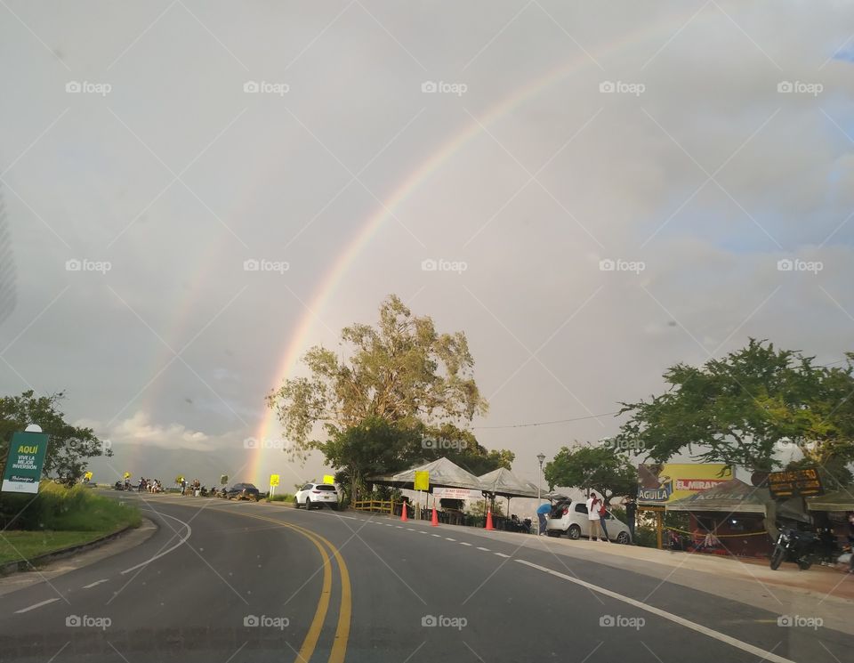 Arco iris visto desde la carretera.