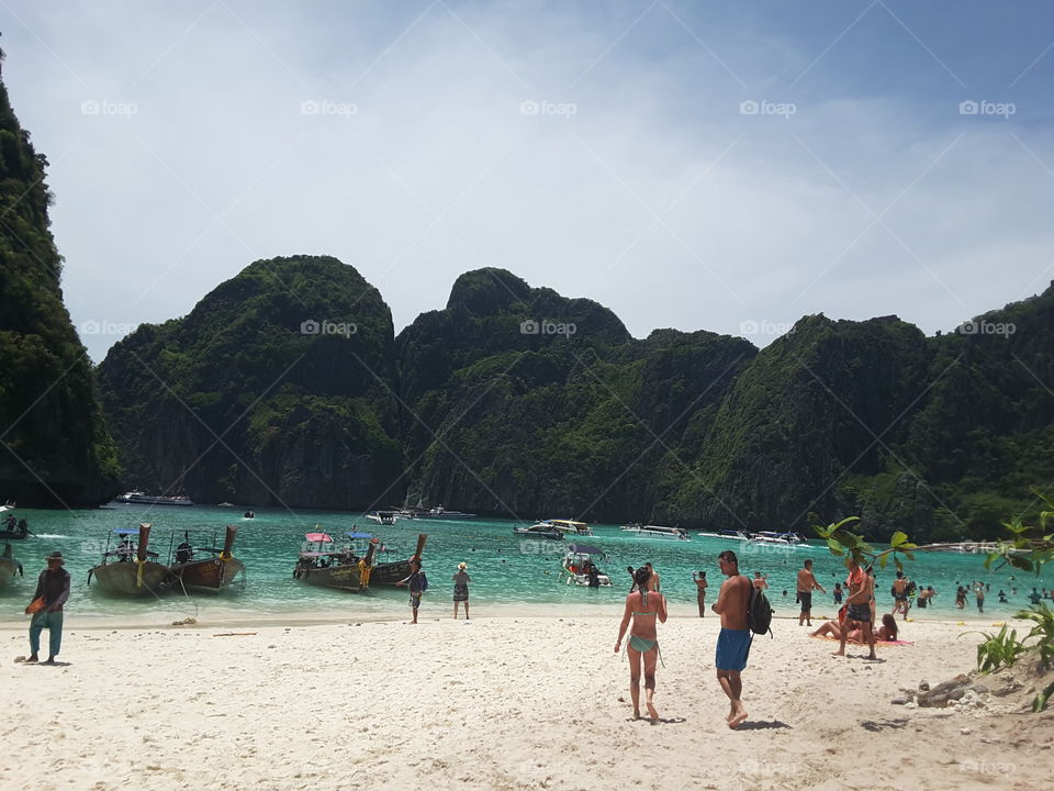 Maya Bay  located on the phi The island second large of the Phi Phi islands, Krabi is a small bay gods crescent moon surrounded by limestone. Together with the bright green to see the sand.Fine, beautiful scenery tourists 
.
.Maya Bay is famous in the world. After being used as a filming location for The Beach (2000) of the Disney animated and by Lee Onalaska do DiCaprio created from the novel of the same name of Alex. Garland.Release in Europe.Prof.1996 about tourists backpack who travel to the island. After the shooting. Disney animated was sued by the Department of forestry Charged with destroying the natural environment of traditional island
.
after earthquake in the Indian Ocean tsunami in 2547 carried destroyed the buildings existing on the island. The landscape of the Bay back to nature as 3