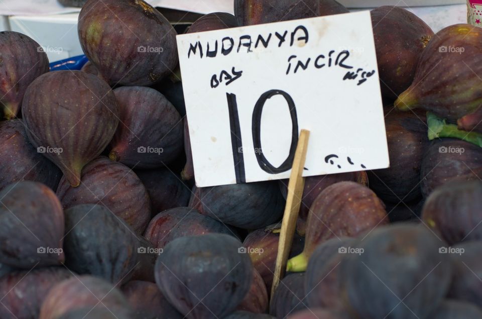 Figues at the egyptian market, Istanbul, Turkey