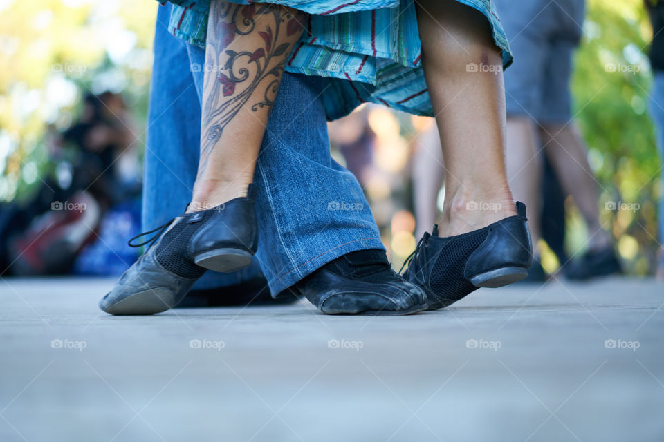 Tatuaje en la pierna de una mujer que baila tangos
