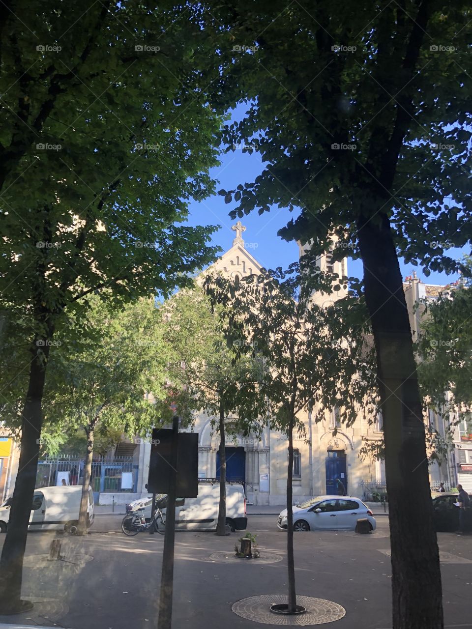 I want to keep the images that I personally find beautiful. There is sky; sunlight; The trees and above all the Cross, illuminated by the sun, are more prominent