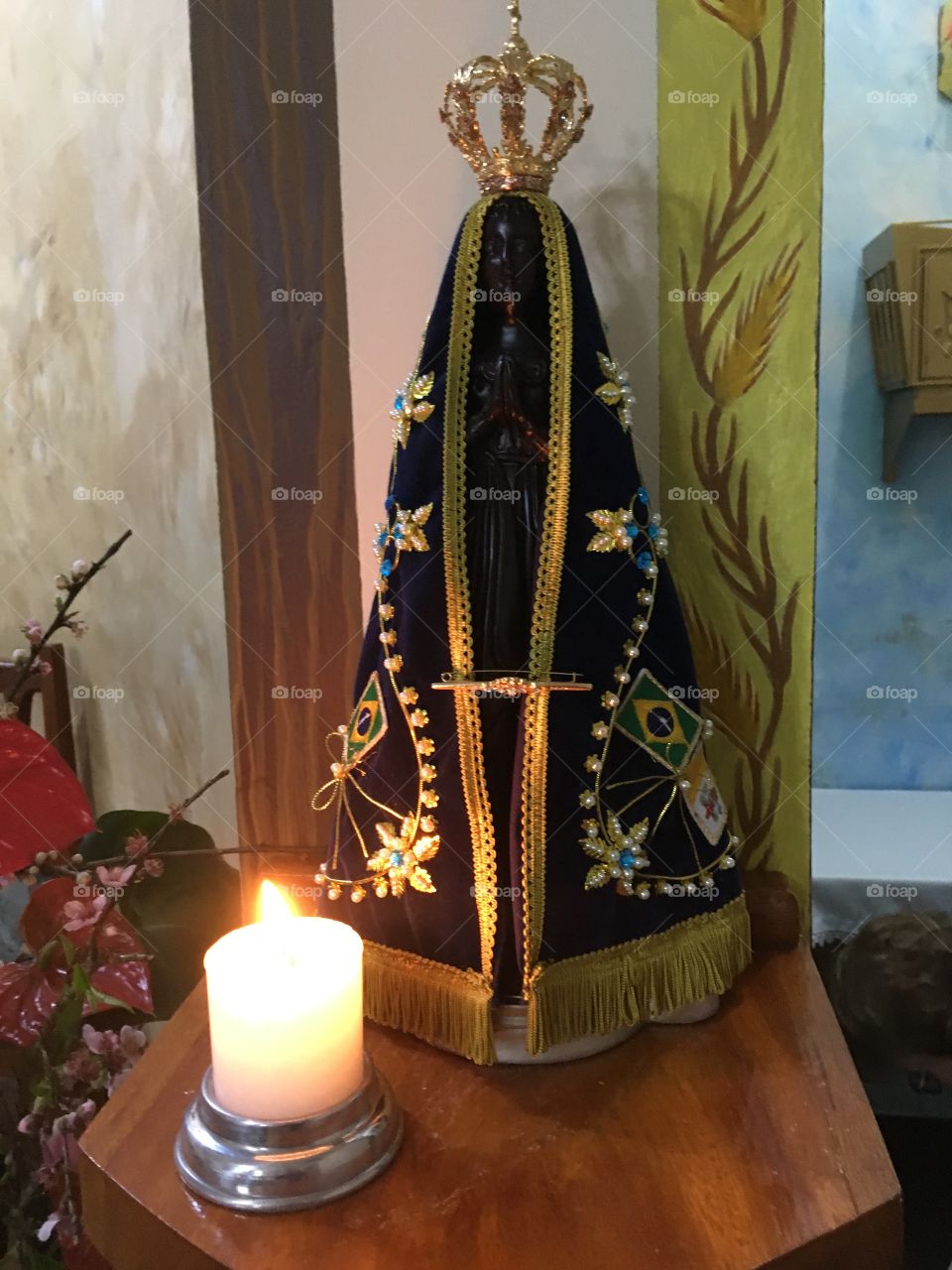 A imagem de Nossa Senhora Aparecida, Padroeira do Brasil, durante a celebração da Santa Missa (Diocese Católica de Jundiaí). - The image of Our Lady Aparecida (Virgin Mary, Madonna), Patroness of Brazil, during the celebration of Holy Mass