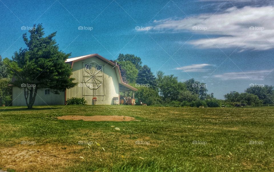 Wagon Wheel Barn. Beautiful Countryside