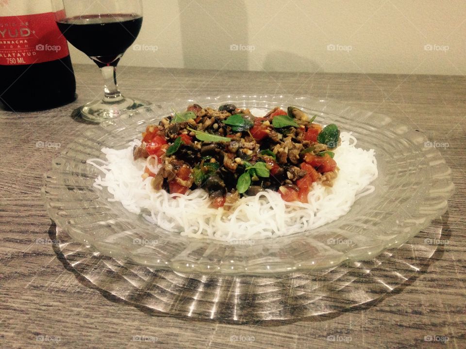 Pasta e vinho. Macarrão de arroz com molho de shimeji, tomates frescos e manjericão.