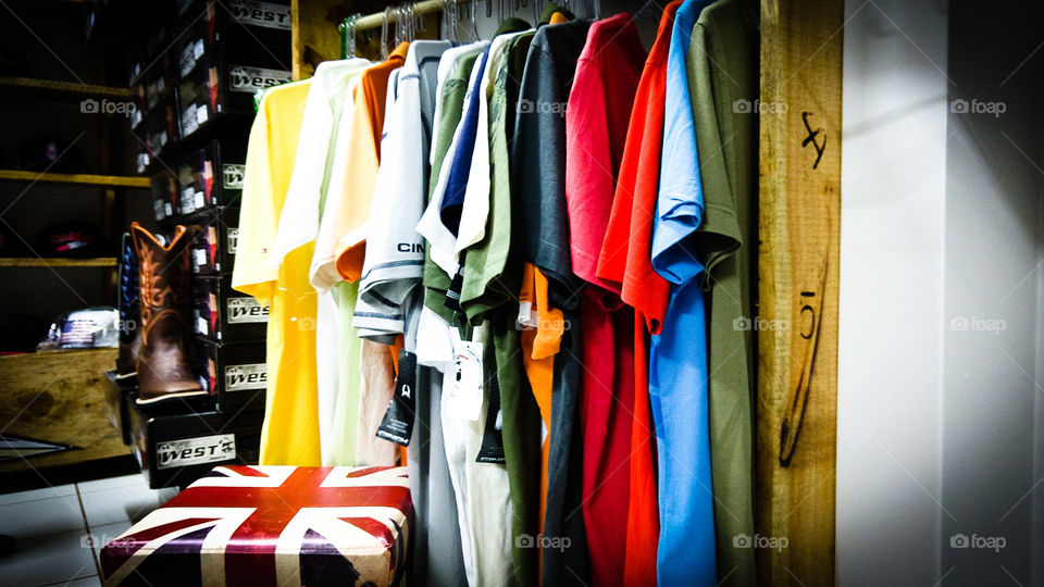 Roupas coloridas, camisetas em cabides,  comercio.