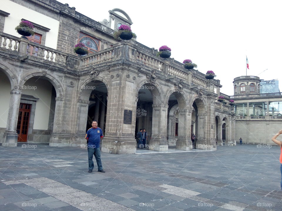 castillo de Chapultepec en la ciudad de México, ahora museo con persona posando en la fachada.