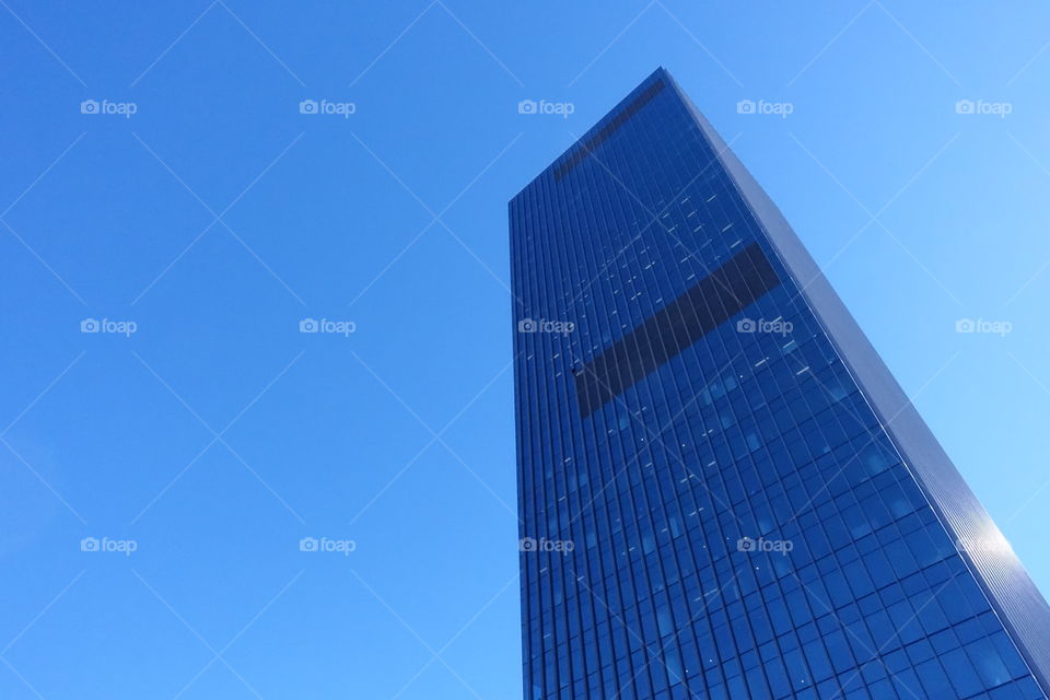 A skyscraper against the blue sky.