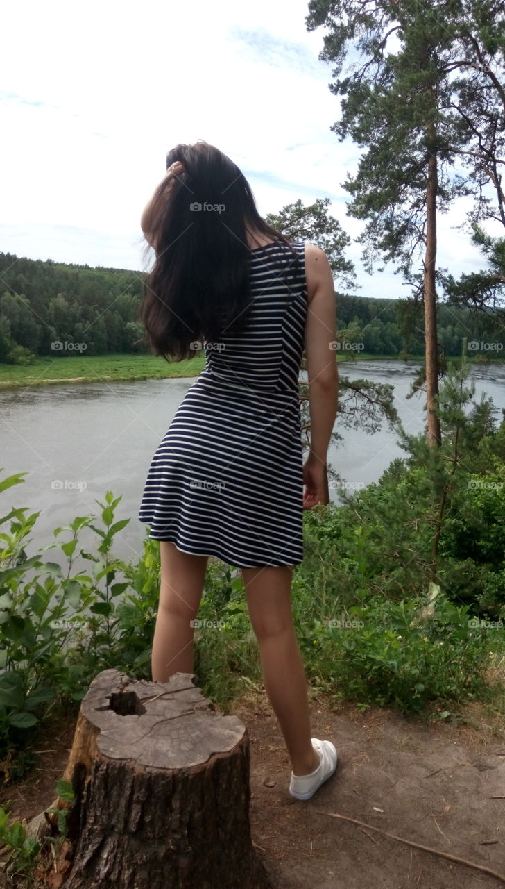 Wome posing on a cliff