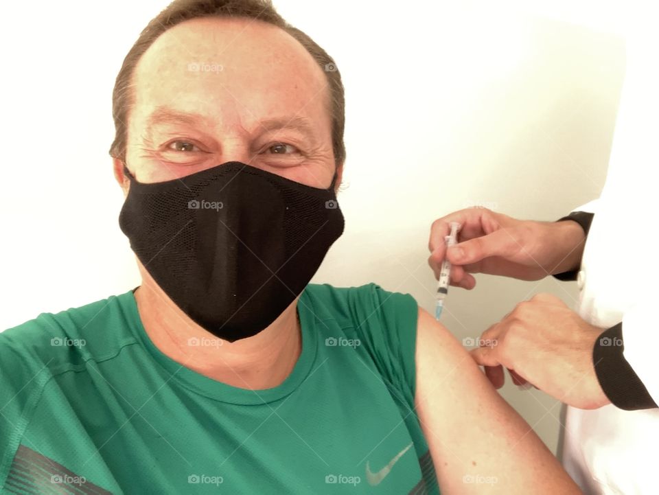 🇺🇸 I took the vaccine against COVID-19! Do the same, friends: beware! The best way to fight the pandemic is care. / 🇧🇷 Tomei a vacina contra a COVID-19! Façam o mesmo, amigos: previnam-se! A melhor forma de combater a pandemia são os cuidados.