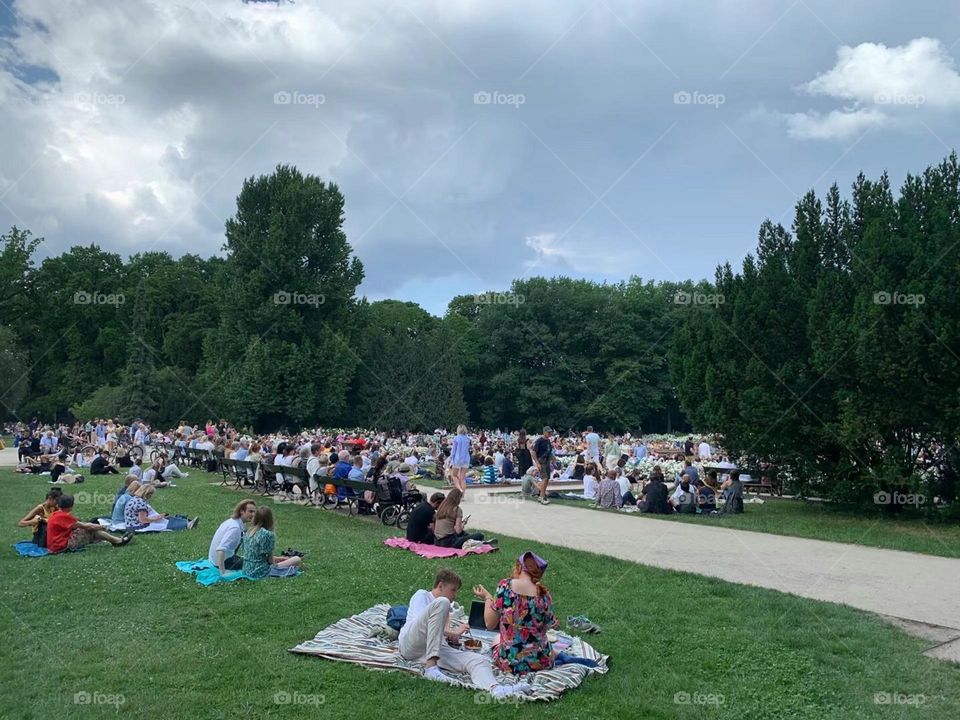 Smell the flowers, bask in the sun, and listen quietly with your eyes closed. The only interruption is the hum of bees in the flowers. How harmonious that is.
This pianist is a young pianist Rao Hao China. The 18-year-old Rao Hao is really great. 🌹