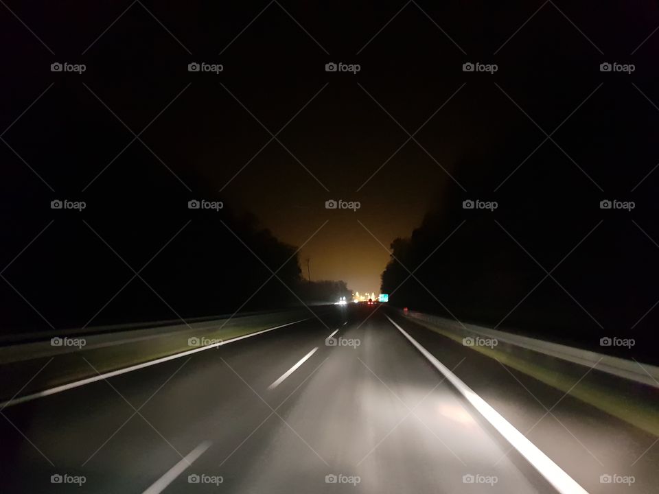 autostrada nocą