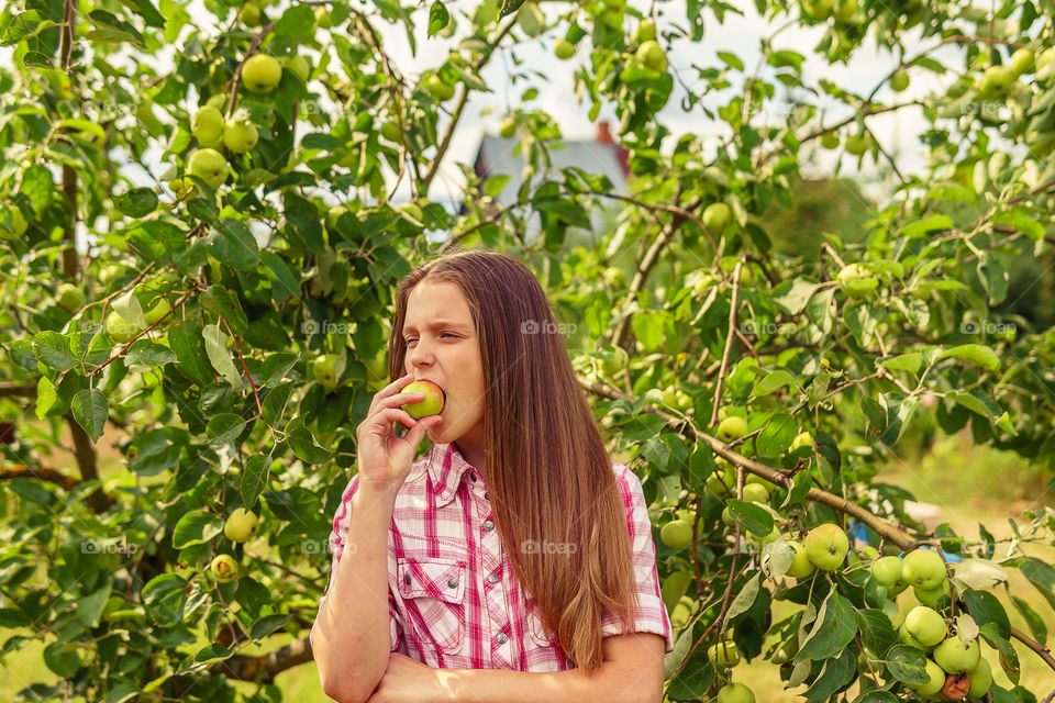 Applegitl eating an apple