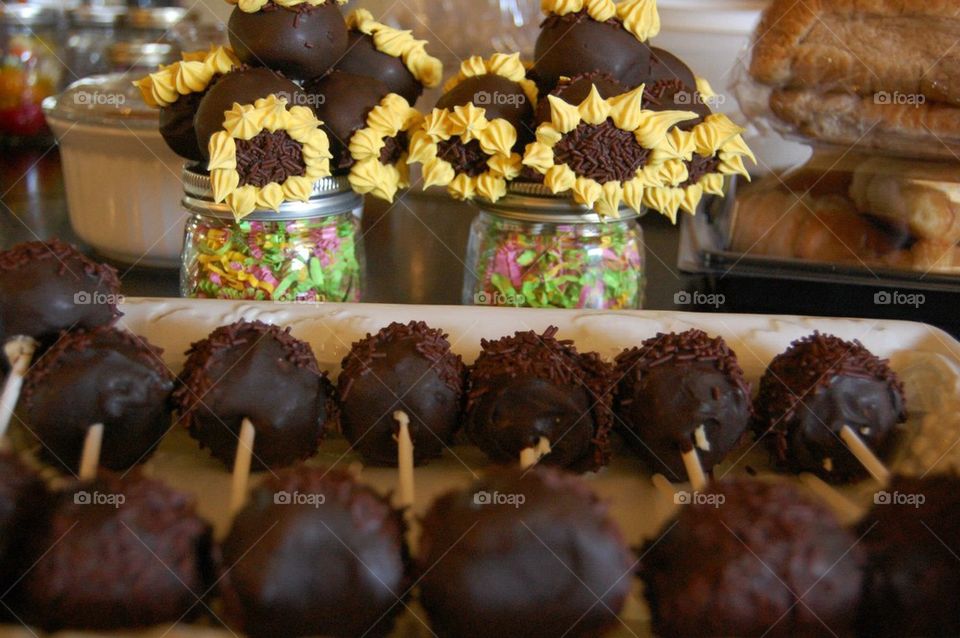 Sunflower cake pops