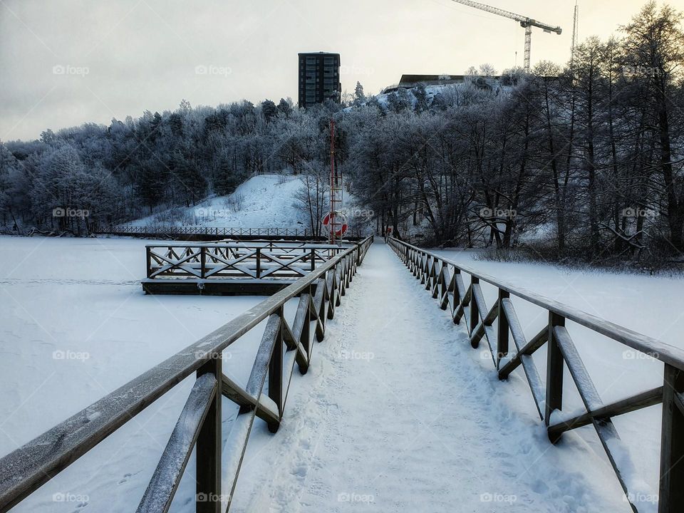 IRON BRIDGE OVER THE BEAUTIFUL FROZEN RIVER. So admirable 

Bridges believe in your arrival.❄️🥰