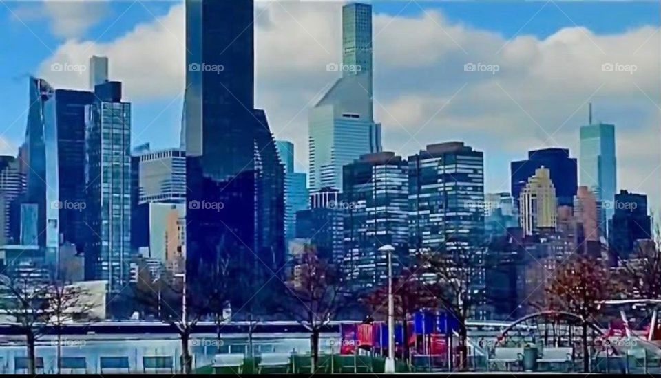 This picture of the big city, „New York“ is actually a still frame from a video filmed in LIC, Queens facing towards Manhattan across the East River near „Newtown Creek“ on a slightly overcast late afternoon in December 2021. Hypnotic Productions