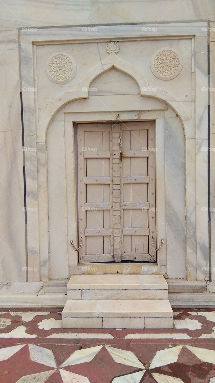beautiful door of tajmahal,india