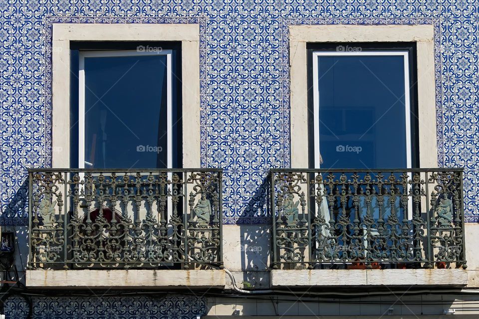 Windows in Lisbon, two of a kind