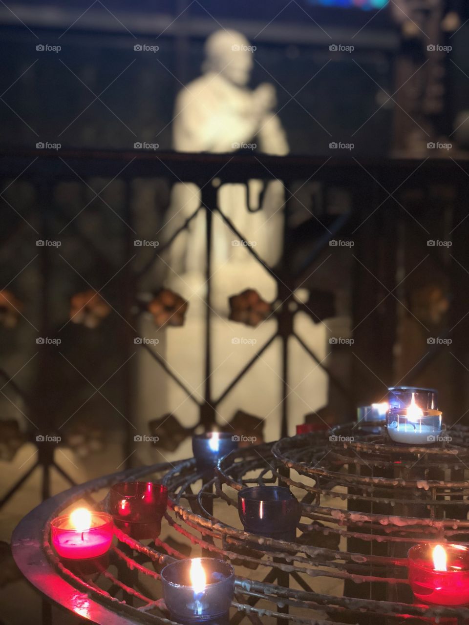 Velas en el interior de una iglesia 