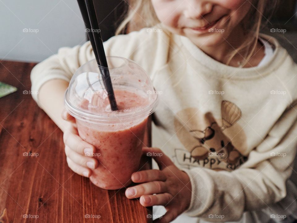 Little kid and smoothie 