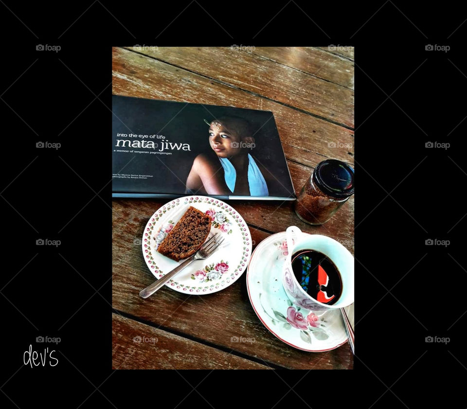 Me time !!!
A cup of coffe, cake and a book for read