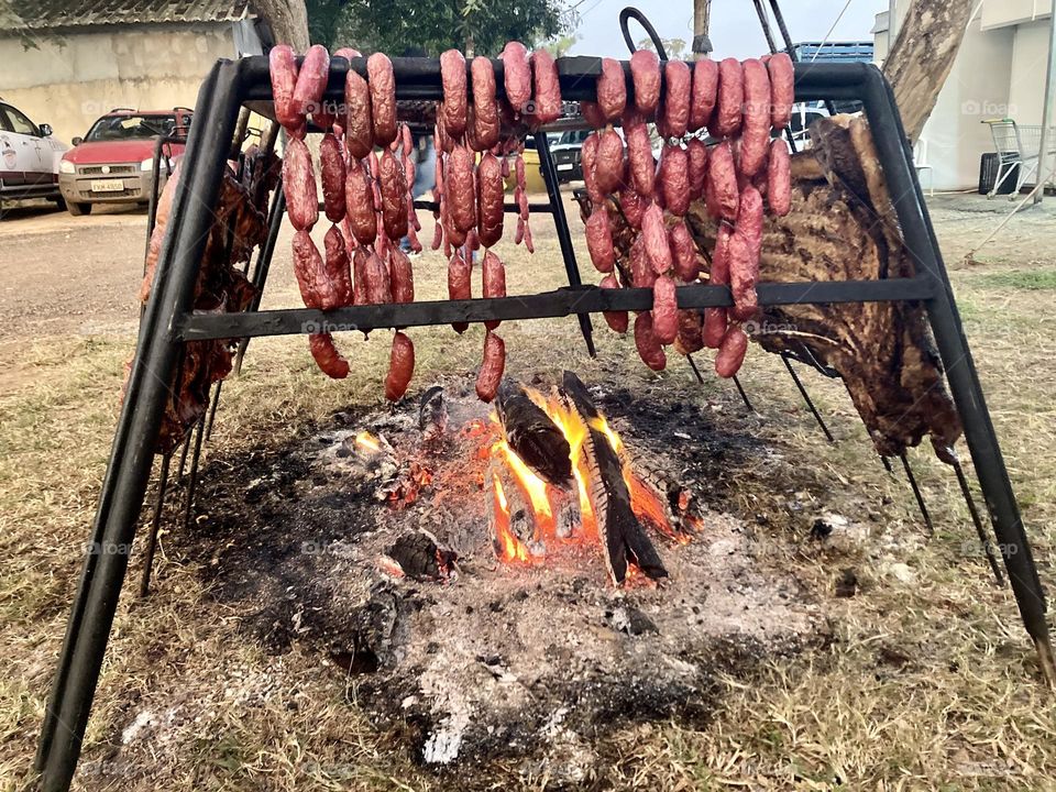 🇺🇸 Delicious sausages made in the “fire of the ground” in Bragança Paulista, at the boiadeiro pawn party. / 🇧🇷 Deliciosas linguiças feitas no “fogo de chão” em Bragança Paulista, na festa do peão de boiadeiro. 