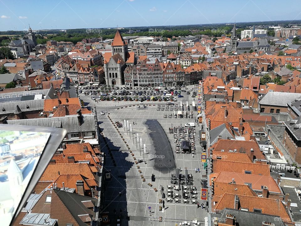 Grand-place de la ville de Tournai. Photo prise depuis la plus haute plateforme du Beffroi. On peut apercevoir les terrasses et la place des fontaines ainsi que l'église Saint-Quentin dans l'arrière du décors.