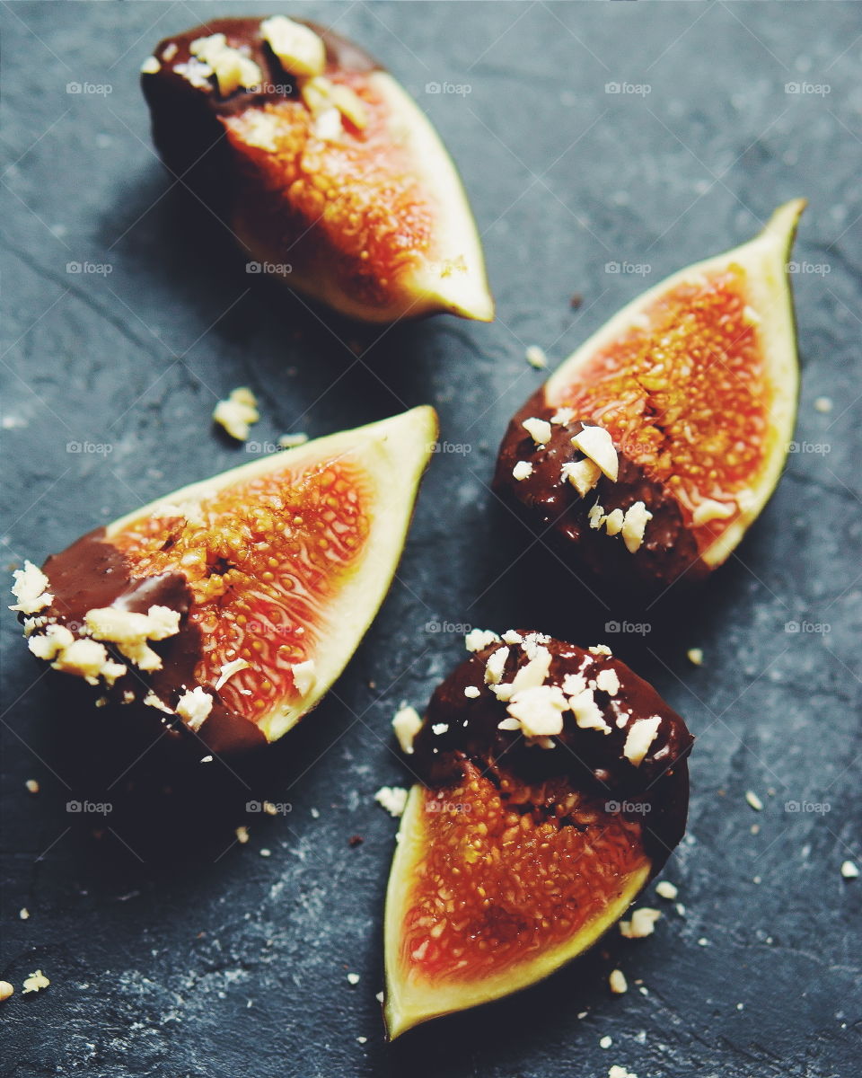 fig slices in chocolate