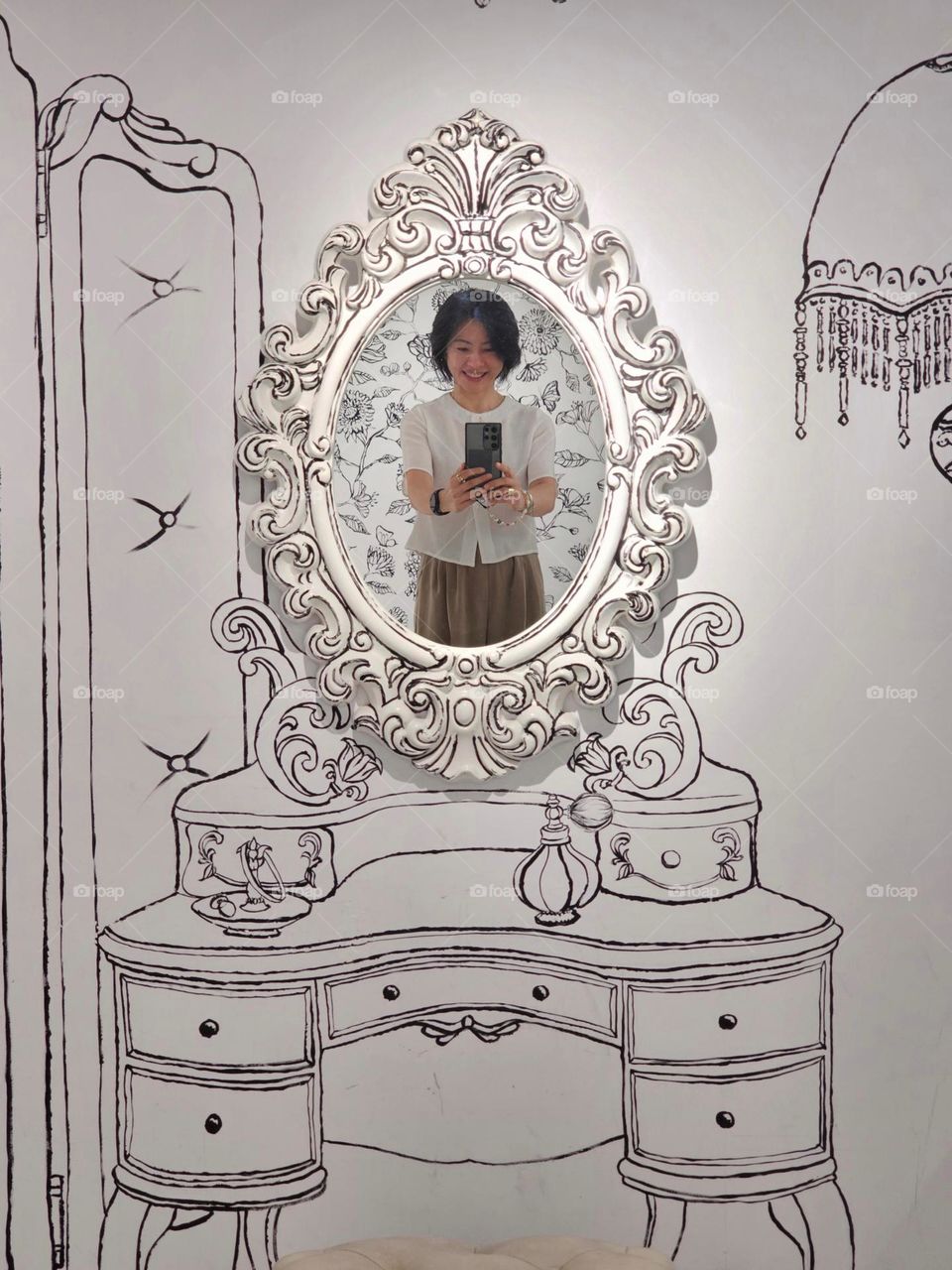 Selfie in wall art mirror