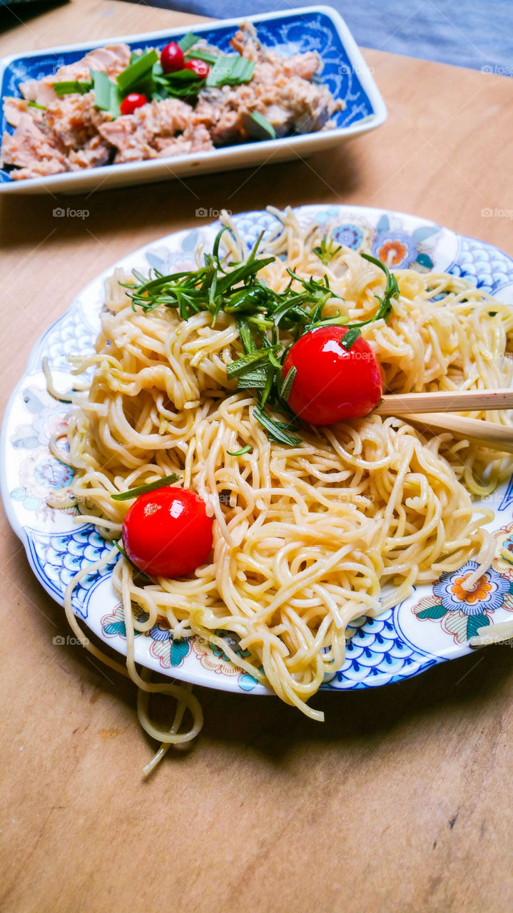 Noodles, herbs, tomatoes, chopsticks