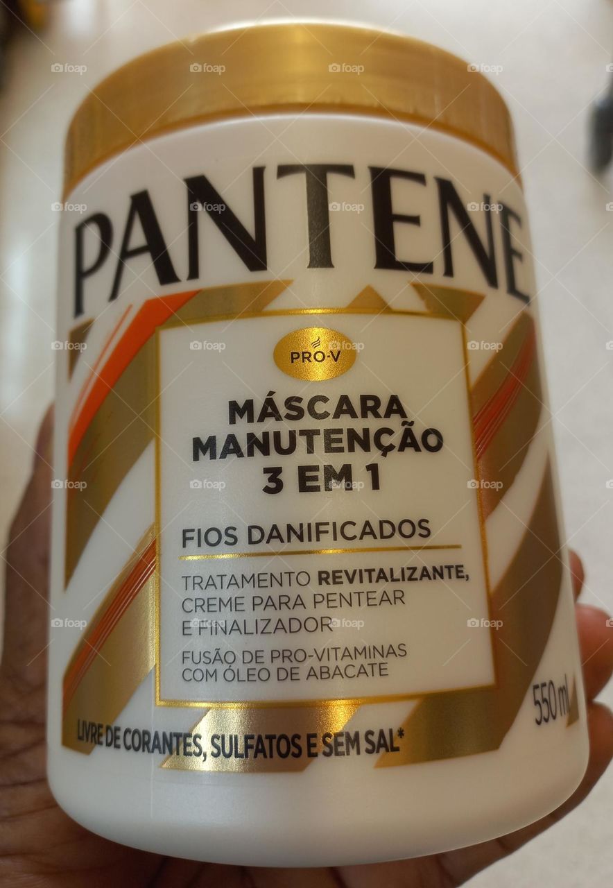 Tratamento  desenvolvido  para  fortalecer, revigorar  e reparar danos. Recupera fios quebradiços, ressecados, fracos e sem  forma