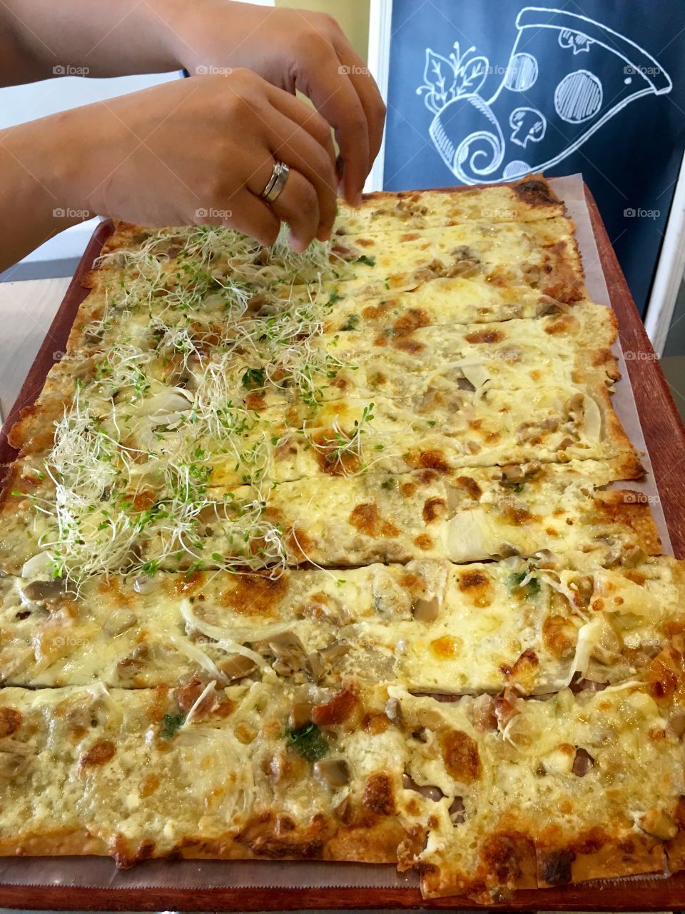 Prosciutto, mushrooms, cheese drizzled with truffle oil and topped with arugula and alfalfa 